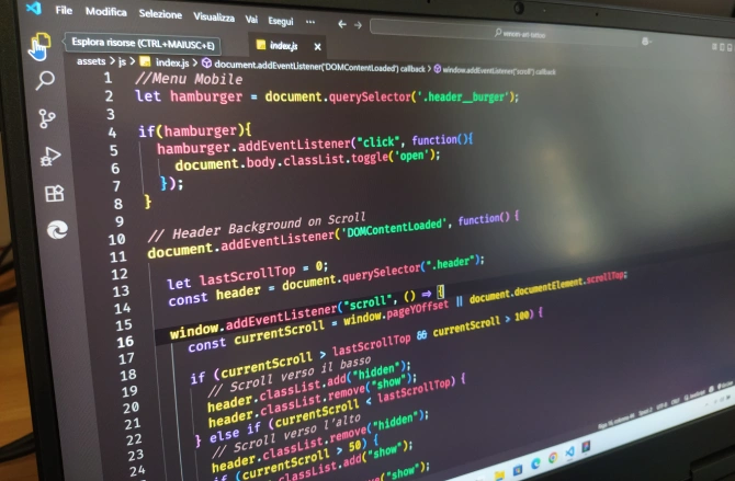 Foto di un pc con codice JavaScript